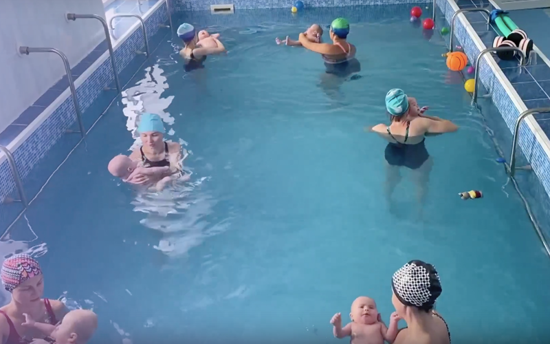 Аквафитнес с детьми в бассейне
